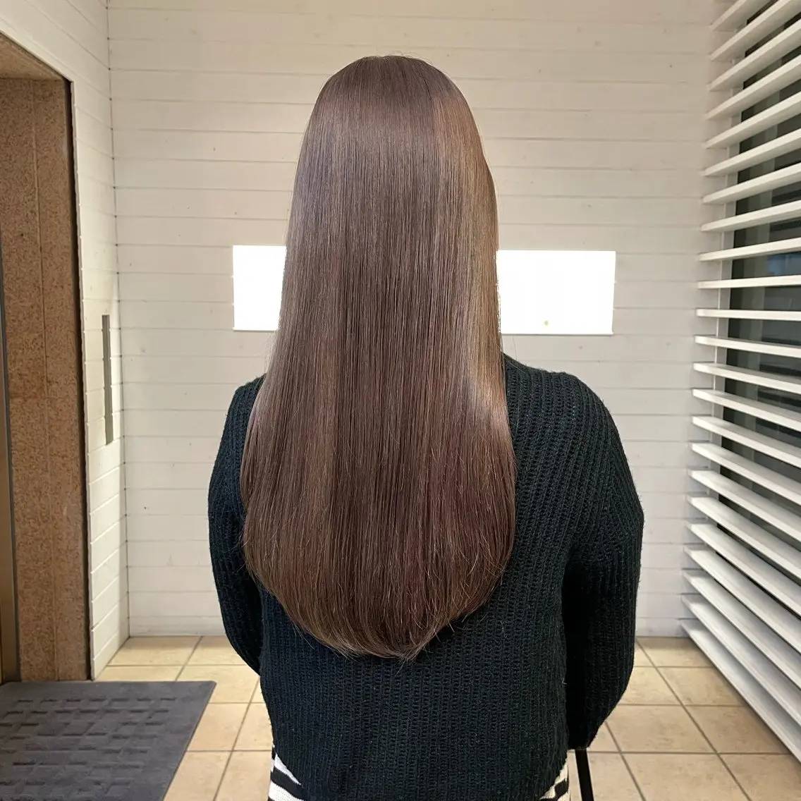 ロング カラー mina / 透明感ベージュカラーのヘアスタイル