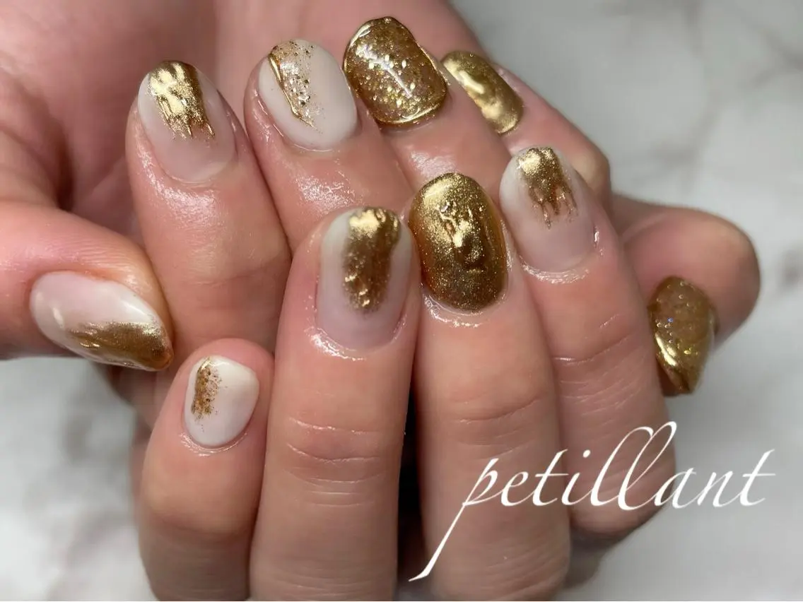 ネイル アートネイル ゴールド ニュアンスネイル ホワイト nail salon petillantのネイルデザイン