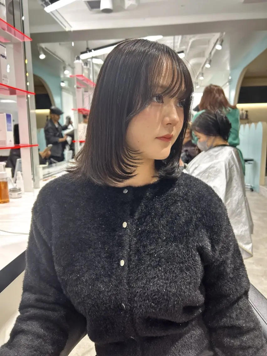 ロング カラー カット ヘアカラー トリートメント ヘッドスパ 縮毛ブリーチ／黒染め 複雑履歴／ホワイトのヘアスタイル