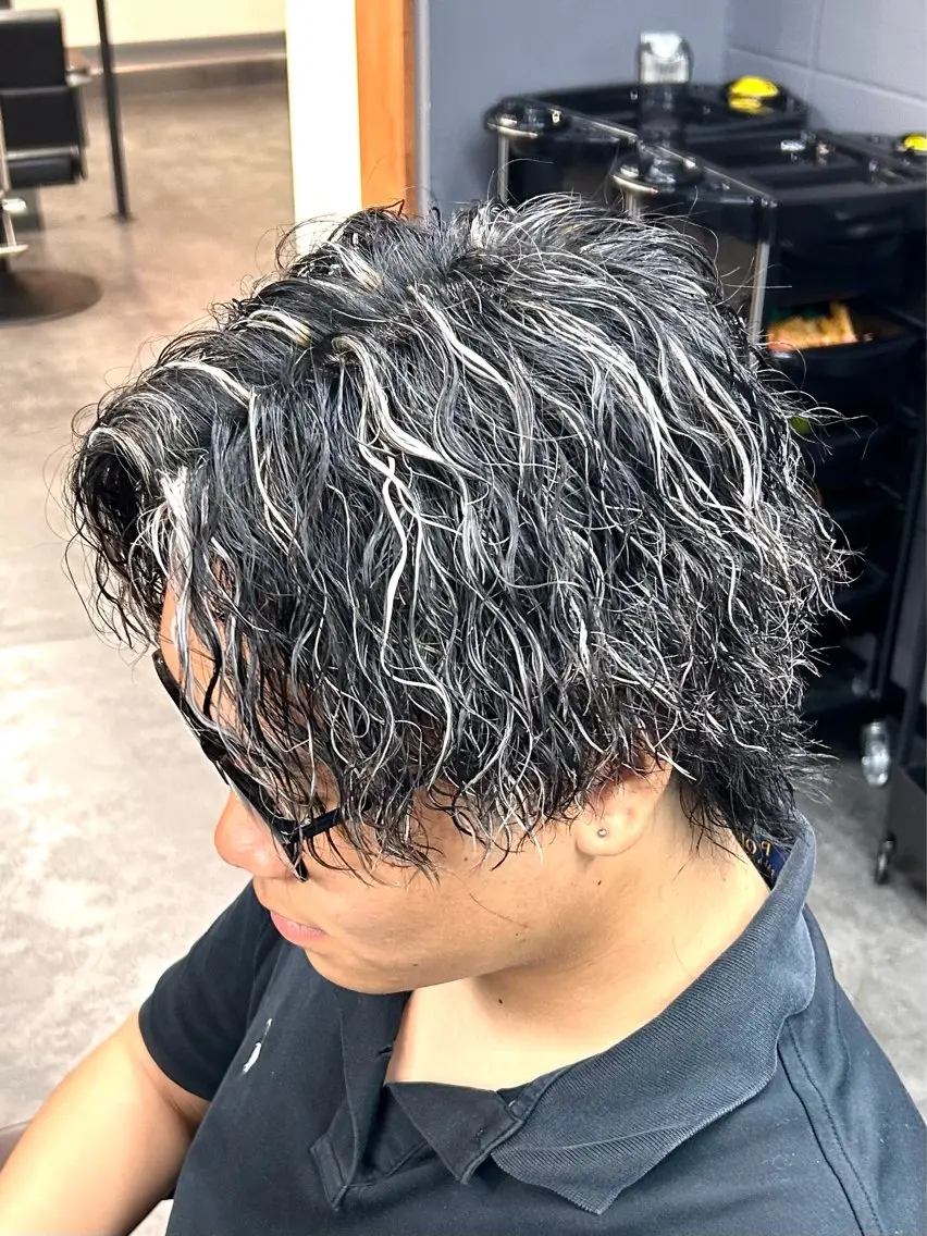 ショート カラー パーマ メンズ メンズブリーチ センターパート フェザーパーマ メンズハイライト メンズハイトーン カット ヘアカラー パーマ 【柏/メンズパーマ 特化】🍏網中勇喜のヘアスタイル