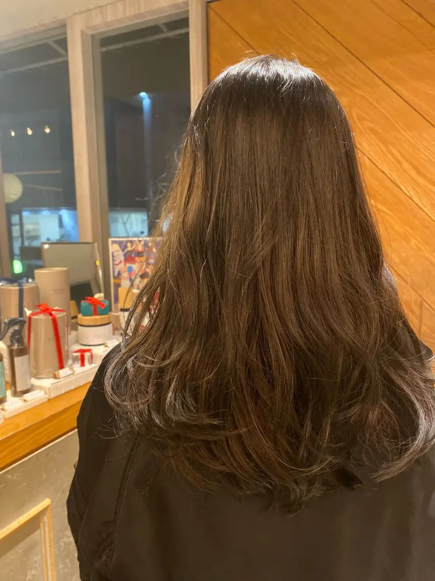 セミロング 谷 花音のヘアスタイル