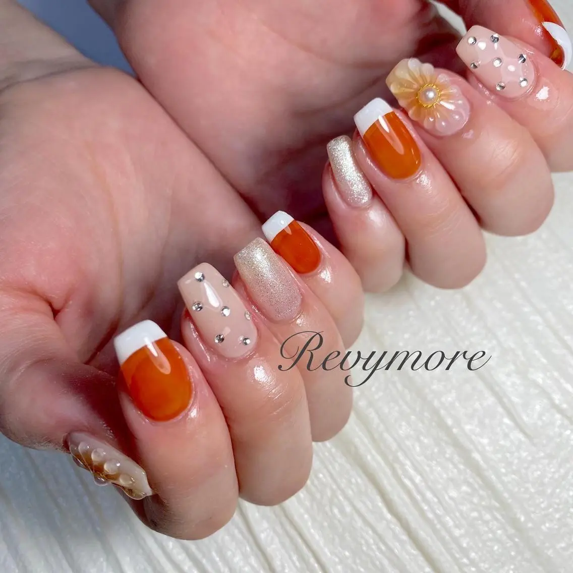 ミディアム ネイル 韓国風ヘア フラワーネイル フレンチネイル ジェルネイル キラキラネイル nail salon Revymoreのネイルデザイン