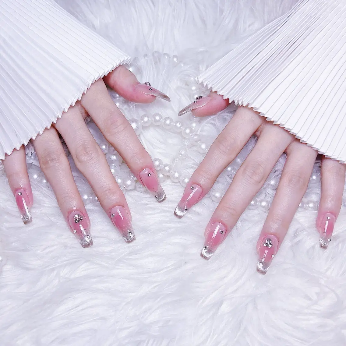 ネイル チークネイル フレンチネイル マグネットネイル マグネットフレンチ ハンドネイル Ugirl Nail Pinpin🤍のネイルデザイン