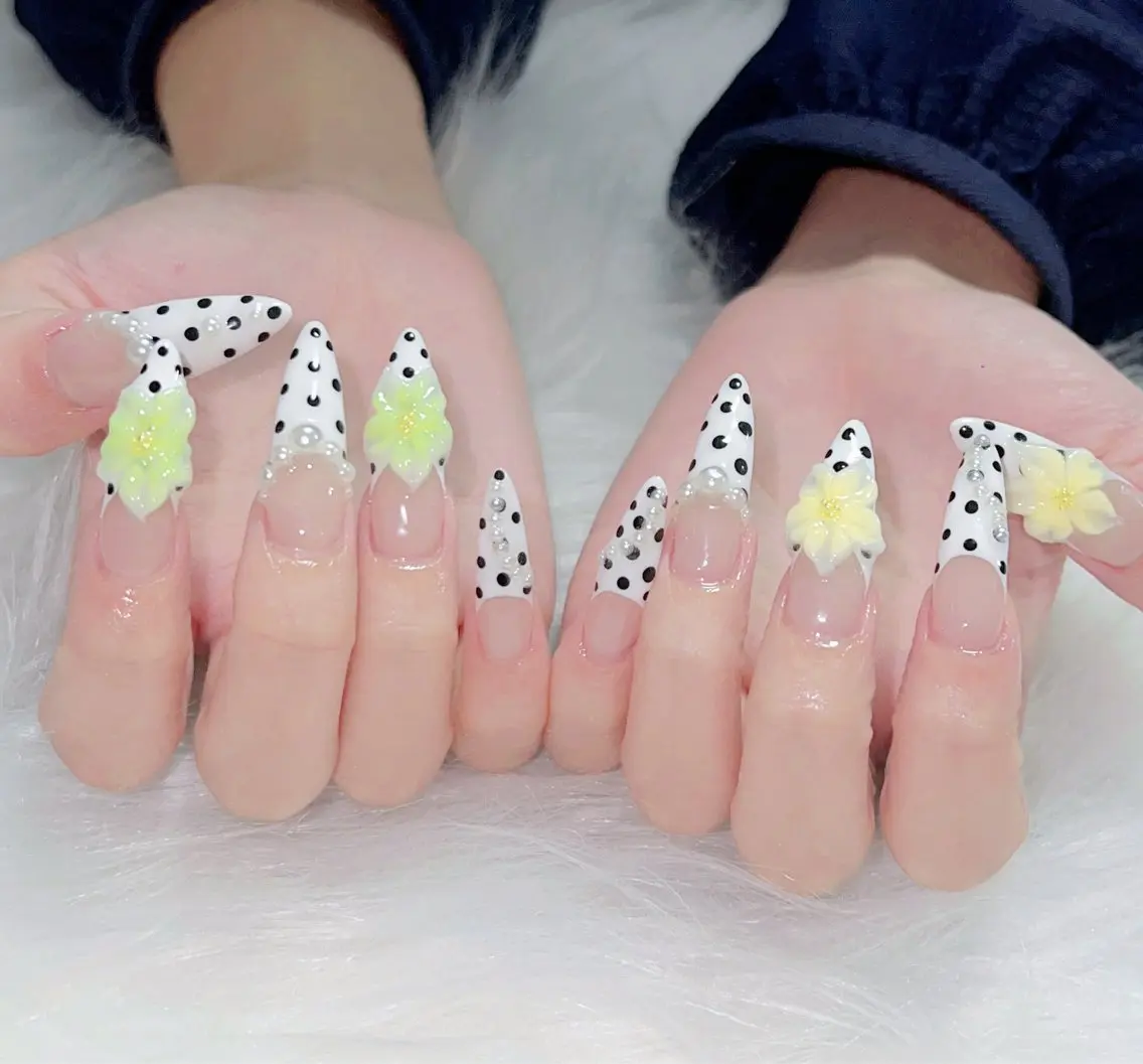 ネイル 成人式 ロングネイル マグネットネイル 大理石ネイル(マーブル) リボン ハンドネイル ZUZU AMEE NAILのネイルデザイン