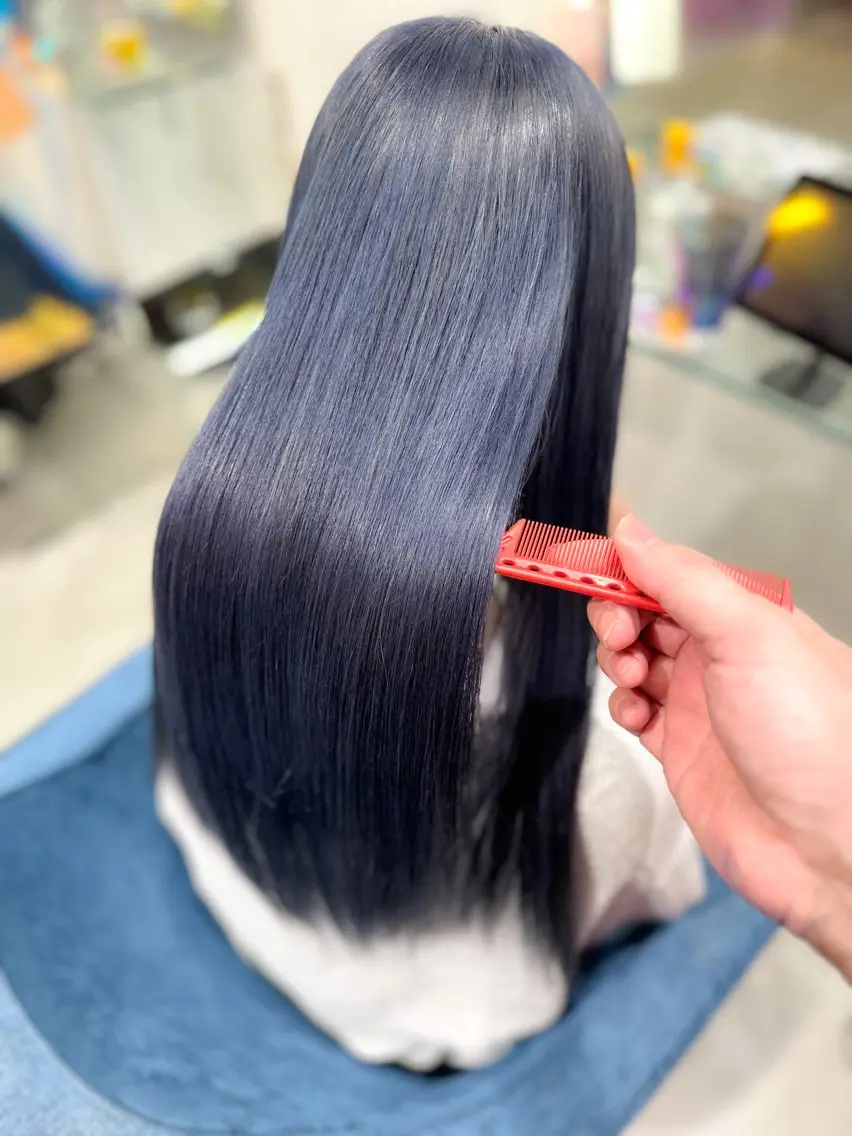 ロング カラー 黒髪 ブルーカラー ブルーブラック エドルカラー イルミナカラー トリートメント BOX mico.のヘアスタイル