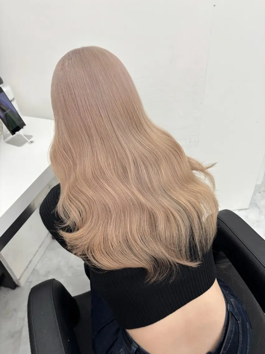 ロング カラー 🖤ハイトーン× レイヤー🖤SARAのヘアスタイル