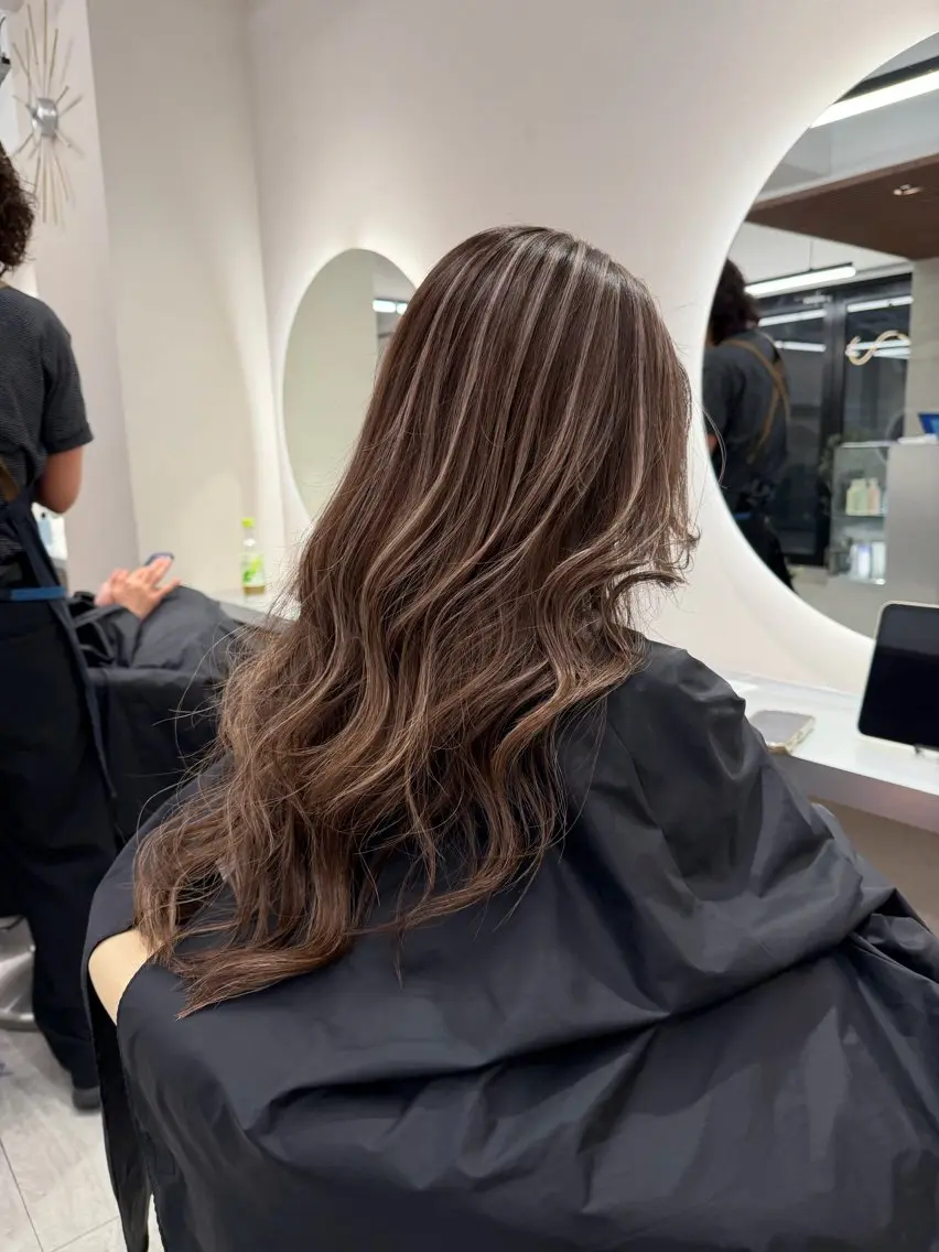 ロング ハイライト カット ヘアカラー 🦋MAHO🦋 デザインカラーのヘアスタイル