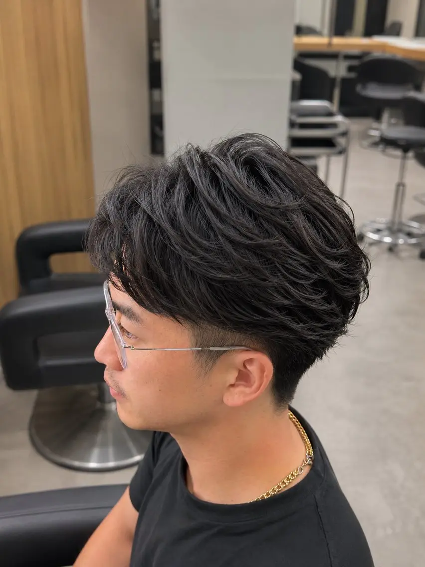 ショート パーマ ヘアアレンジ メンズ フェザーパーマ メンズパーマ ニュアンスパーマ カット パーマ トリートメント ヘッドスパ ヘアセット メンズフェザーパーマ 💫曲がる縮毛矯正のヘアスタイル
