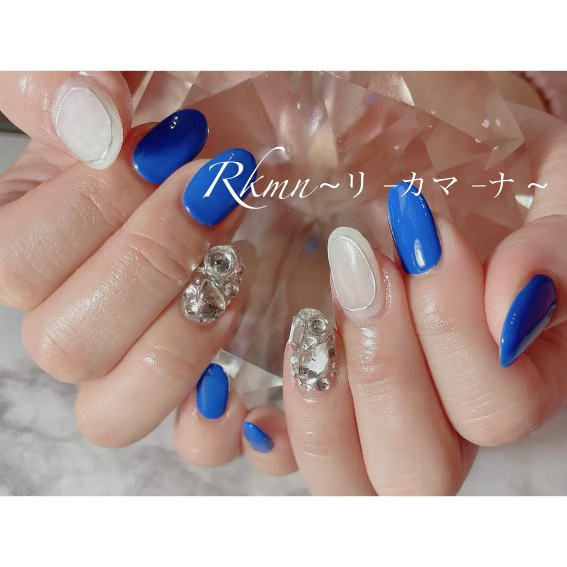 ネイル アートネイル ブルー ミラーネイル 春ネイル ホワイト ハンドネイル フットネイル ハンドケア Rkmn ~リ-カマ-ナ~のネイルデザイン