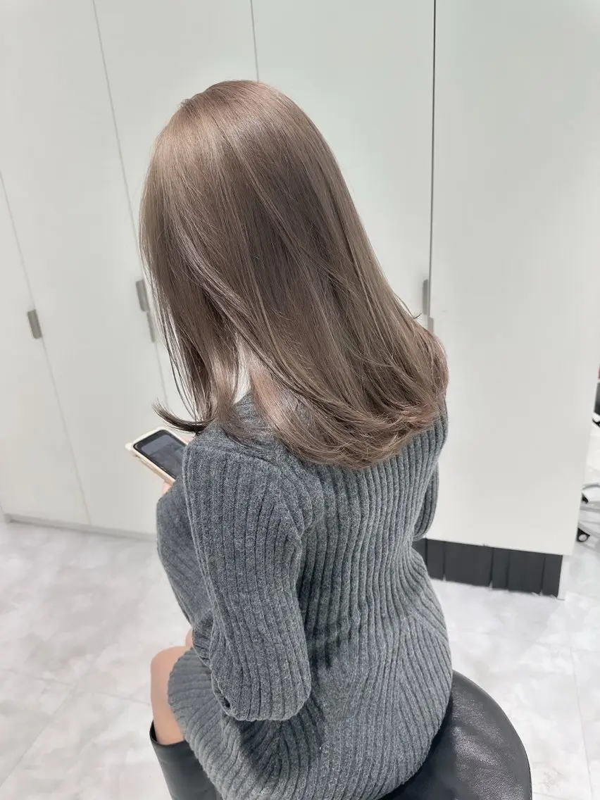 ミディアム カット ヘアカラー トリートメント ヘアセット グレー/ベージュ /髪質改善 れいとのヘアスタイル