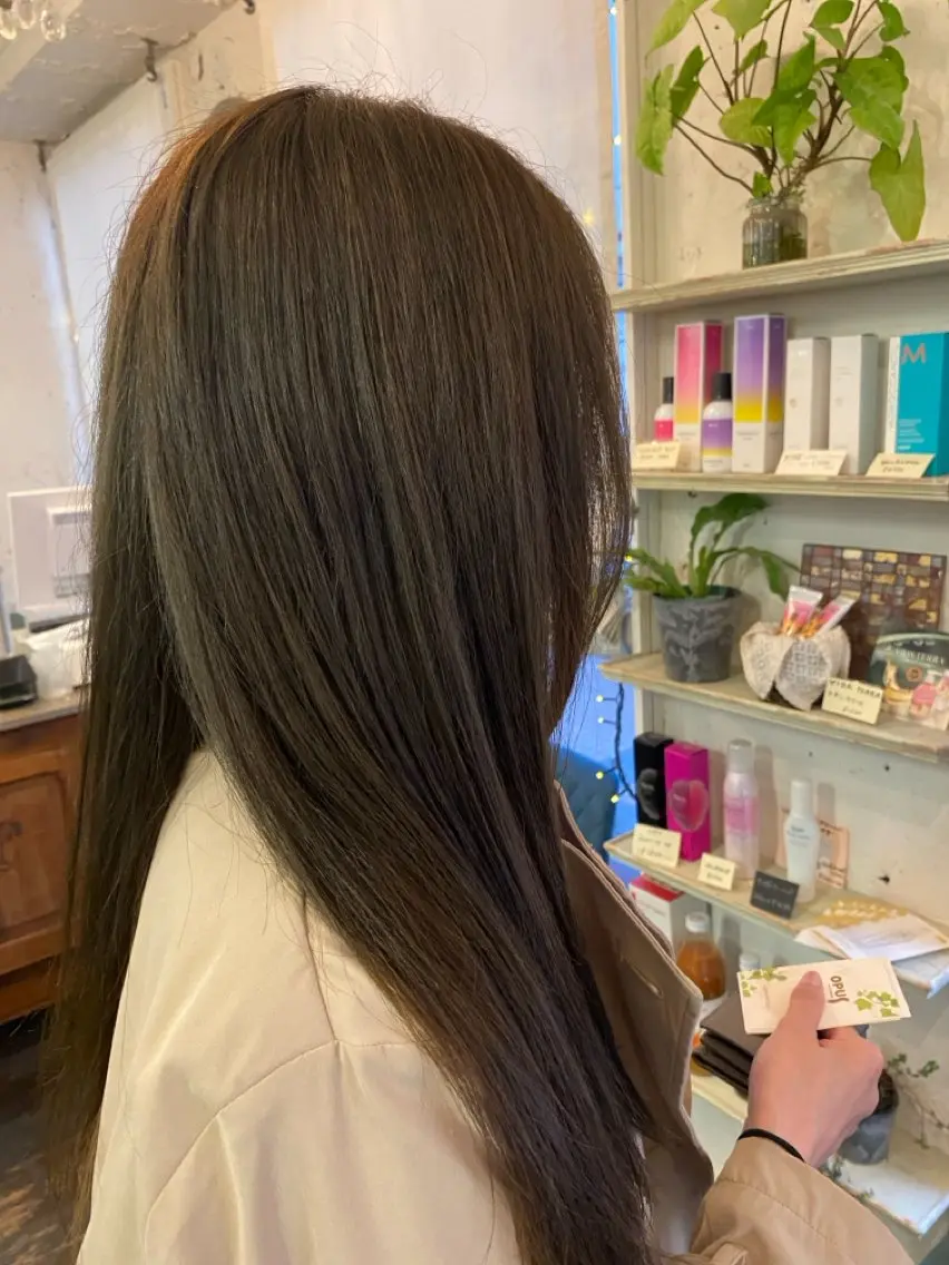 ロング カラー ベージュカラー オリーブベージュ ケアストレート ハナシロミサキのヘアスタイル