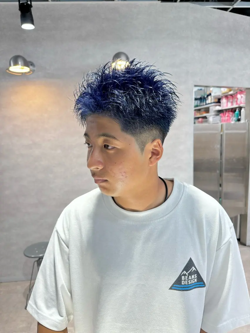 ショート カラー パーマ ヘアアレンジ メンズ メンズブリーチ センターパート メンズハイライト メンズハイトーン マッシュ カット トリートメント ヘッドスパ ヘアセット スパイキー/フェザー /波巻き/かいとのヘアスタイル