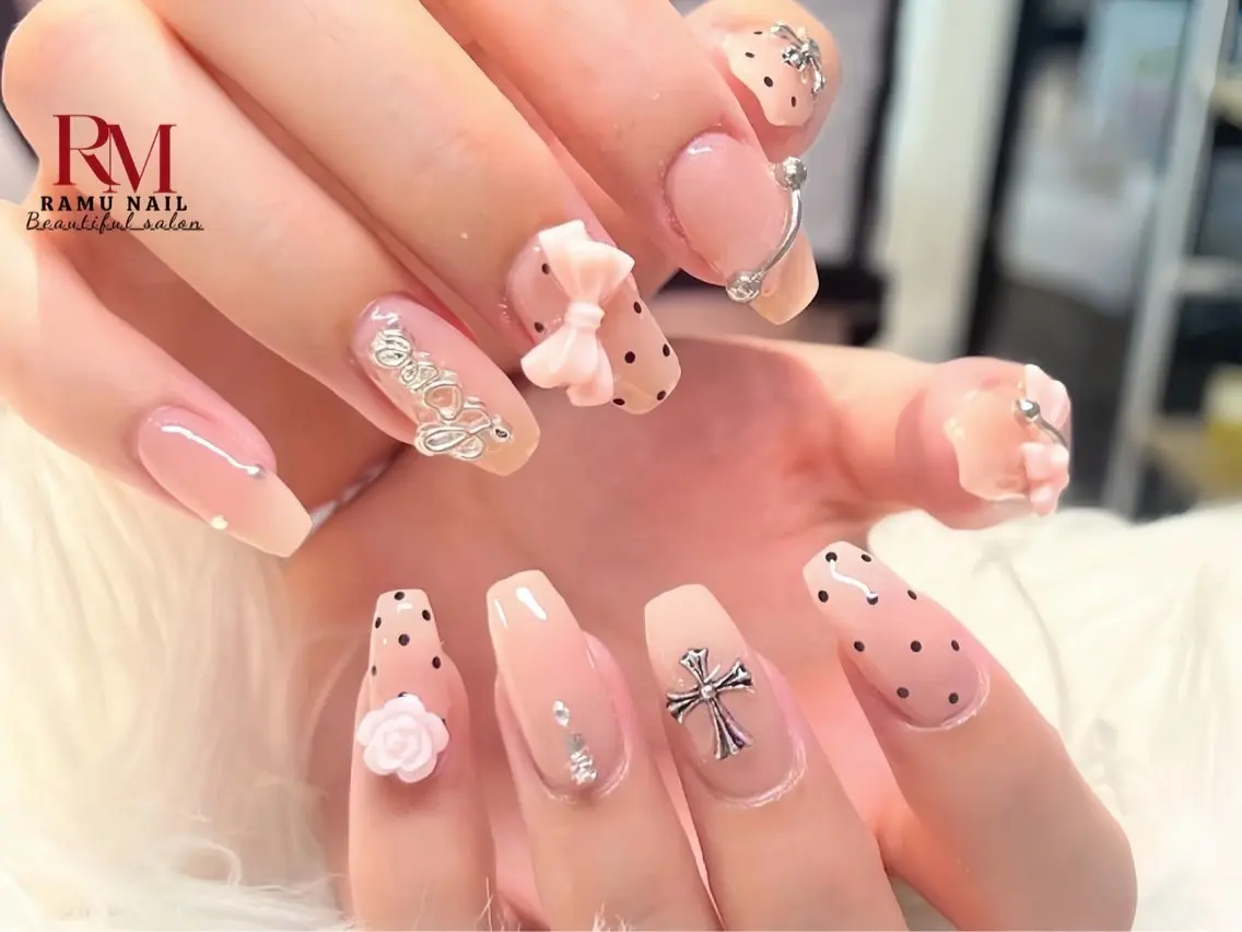 ネイル キラキラネイル マグネットネイル ミラーネイル ピンク 夏ネイル ハンドネイル RAMU Nail 恵比寿店のネイルデザイン