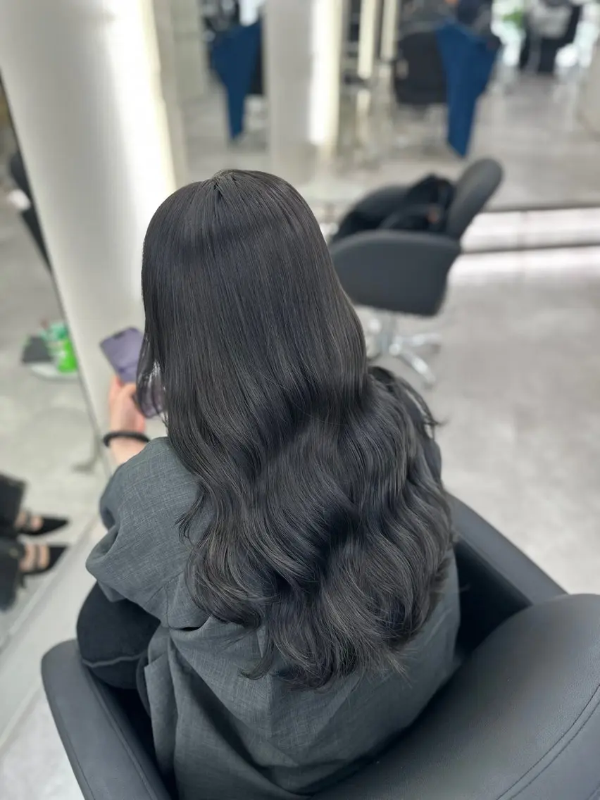 ロング カラー ダークグレー ダークグレージュ グレージュ カット ヘアカラー 縮毛矯正/艶カラー /髪質改善/なんばのヘアスタイル