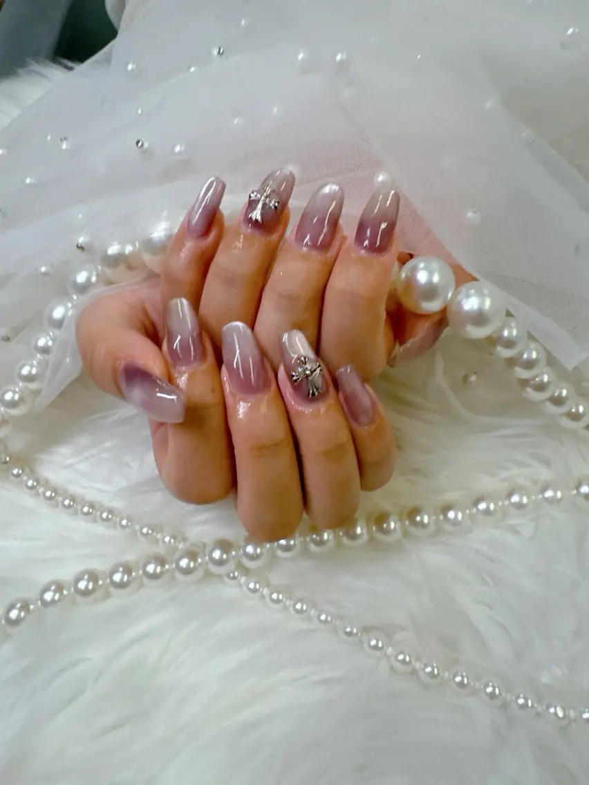 ネイル フットネイル フレンチネイル ジェルネイル ガラスフレンチ キラキラネイル ハンドネイル Queeens nailのネイルデザイン