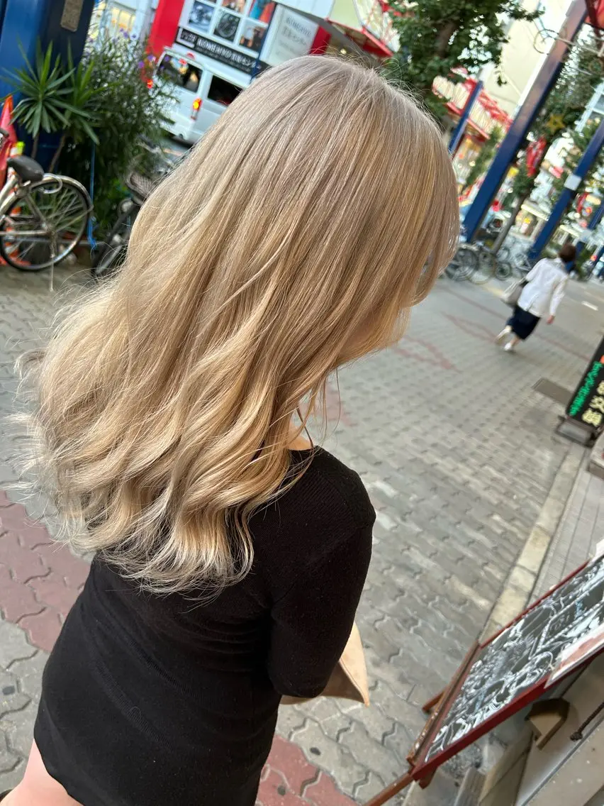 ロング カラー ヘアアレンジ ベージュカラー ホワイトベージュ 今村公介 ブリーチ特化、派手髪のヘアスタイル