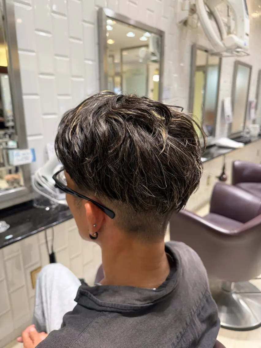 カラー メンズ 岡 咲穂のヘアスタイル