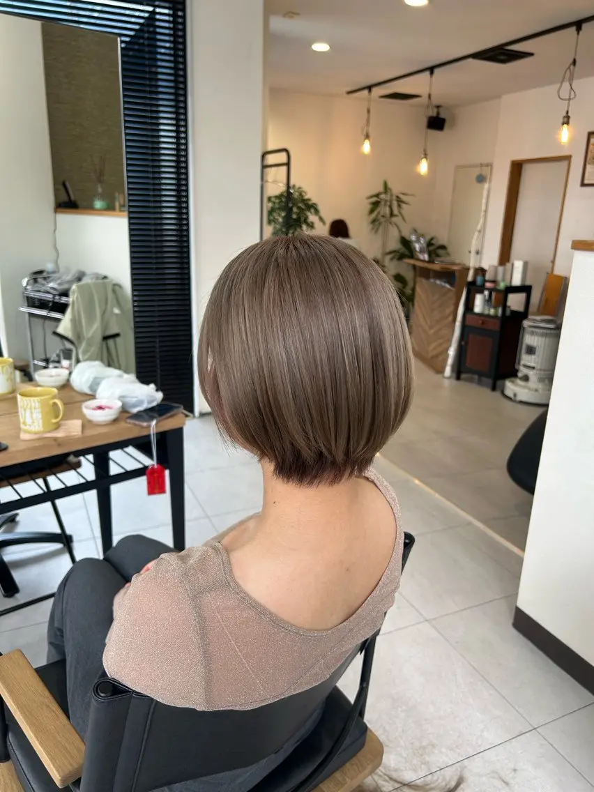 ショート カラー ベージュカラー ブリーチ 水間 鈴奈のヘアスタイル