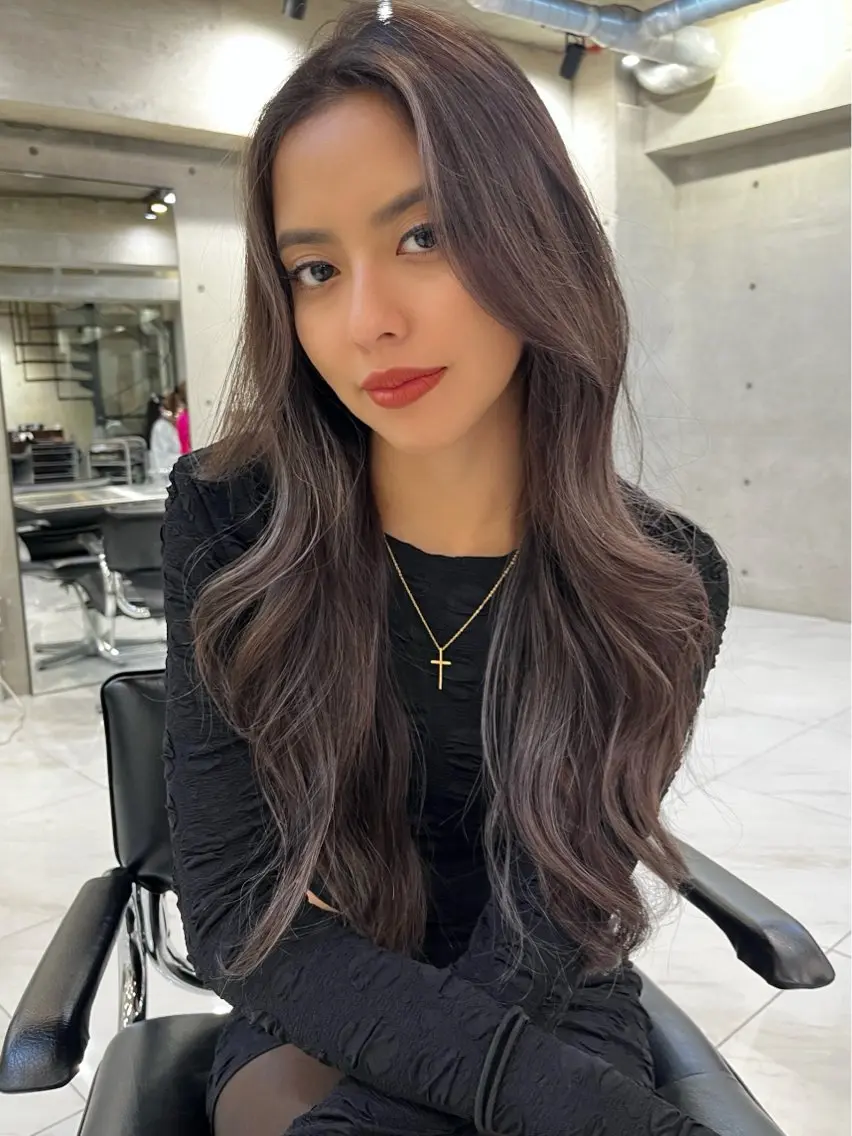 ロング ハイライト ヘアカラー YOLO 渋谷 RIONAのヘアスタイル