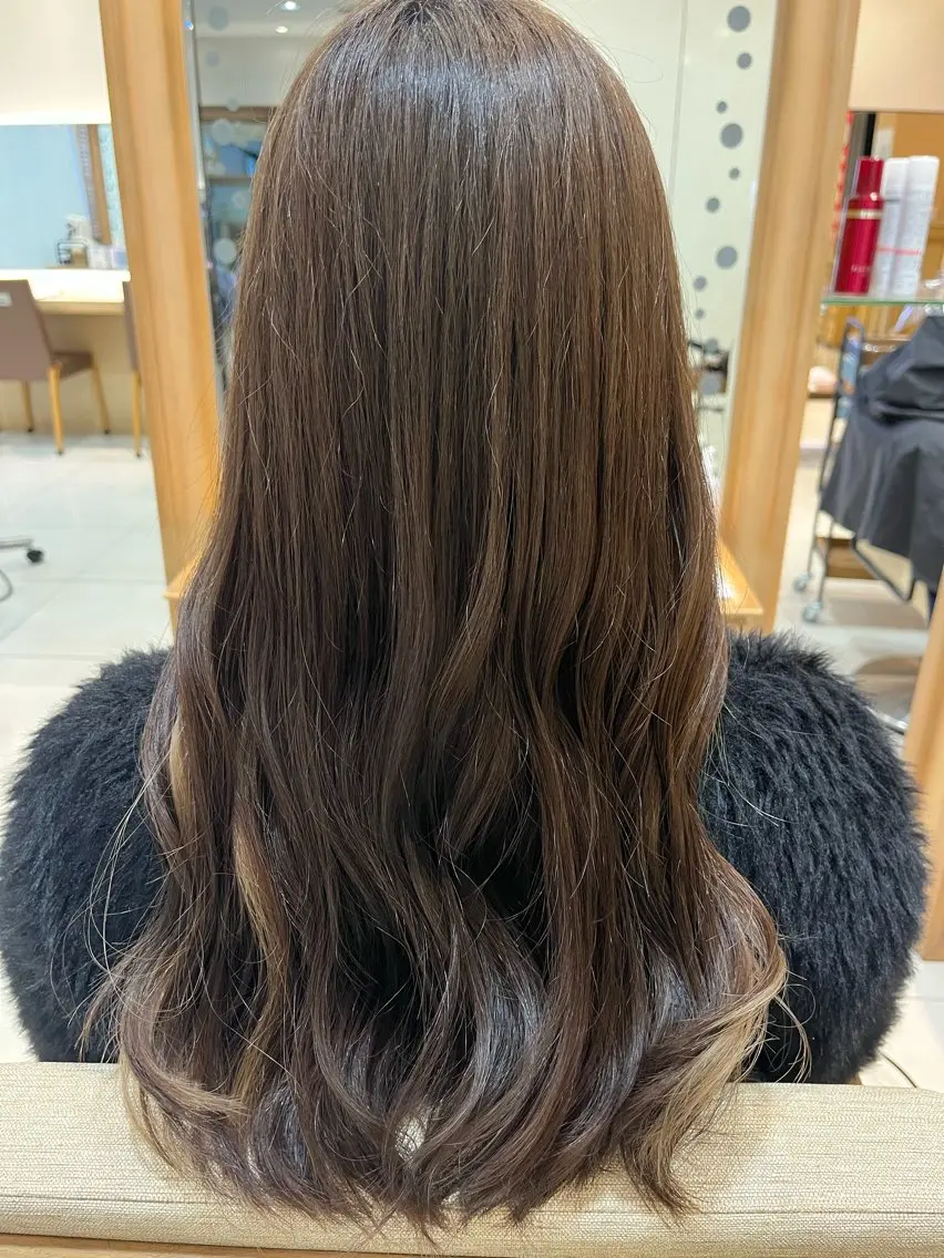 ロング カラー ベージュカラー イヤリングカラー ミルクティーベージュ なつな/ 透明感カラーのヘアスタイル