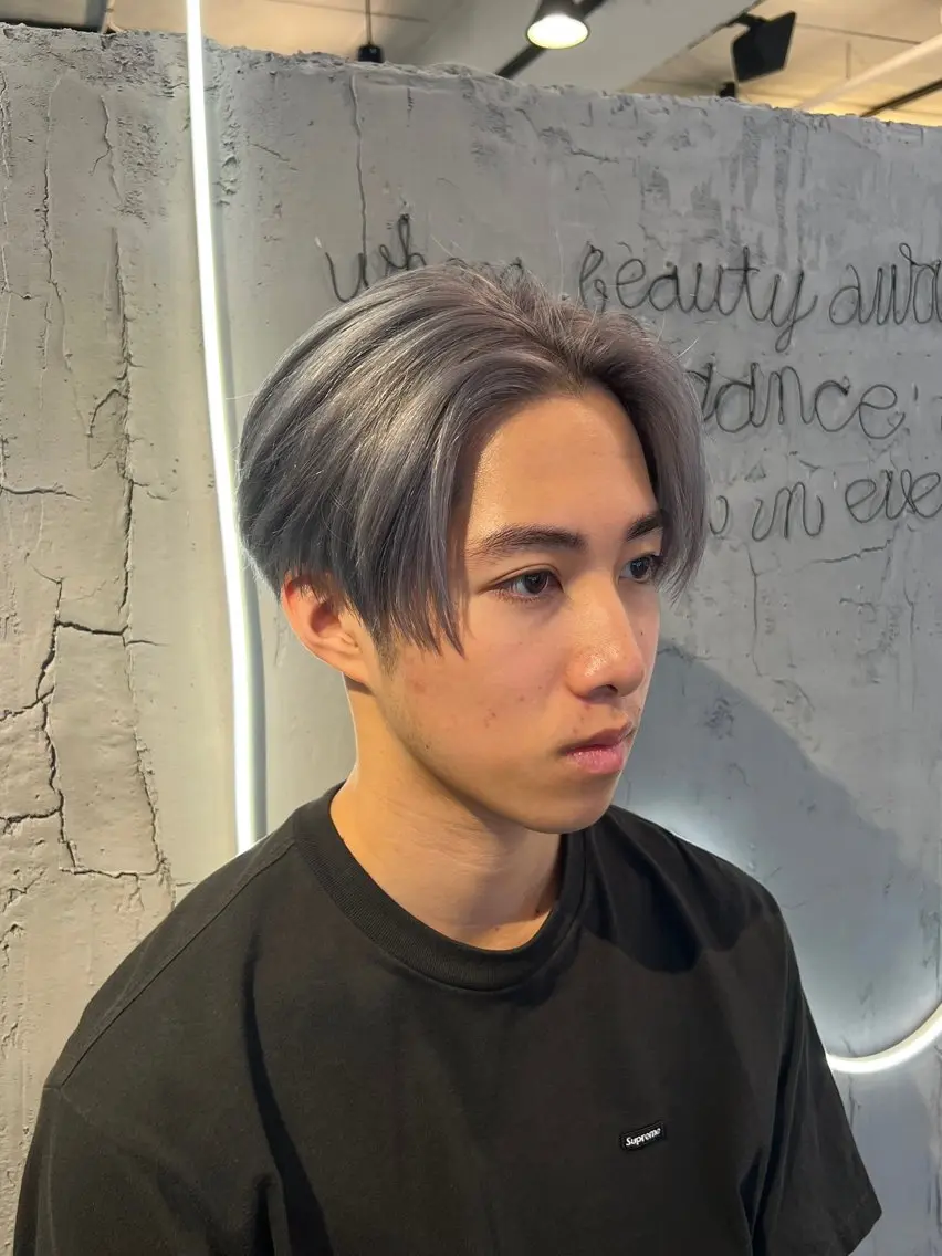 カラー メンズ センターパート メンズハイトーン 透明感カラー ハイトーンカラー シルバー カット ヘアカラー トリートメント いぐちしょうた🫧 VISAGEbaskのヘアスタイル