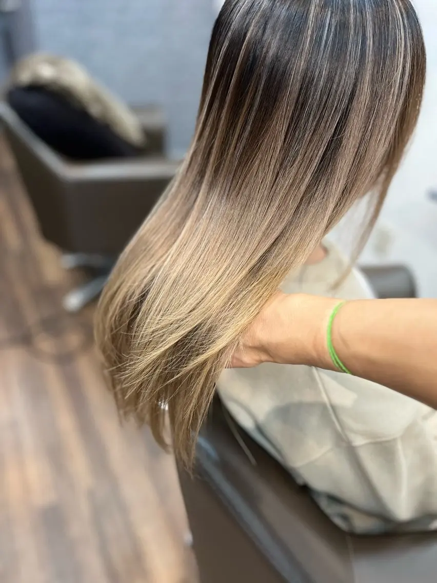 セミロング カラー ヘアアレンジ バレイヤージュ ハイライトカラー ハイライト レイヤーカット ヘアカラー 三輪 太一のヘアスタイル