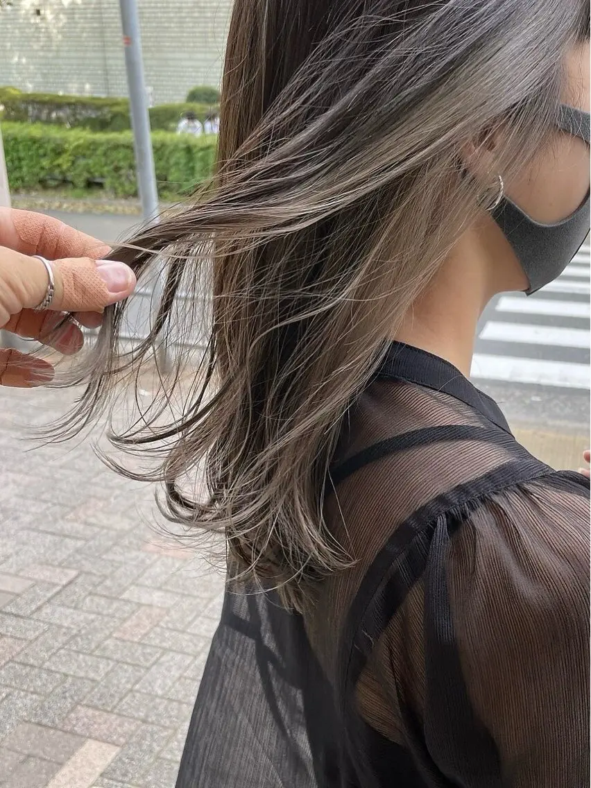 ロング カラー アッシュ ベージュカラー ブラウンカラー 透明感カラー イヤリングカラー 中村絵里奈💇メンズ カットモデル✂️のヘアスタイル