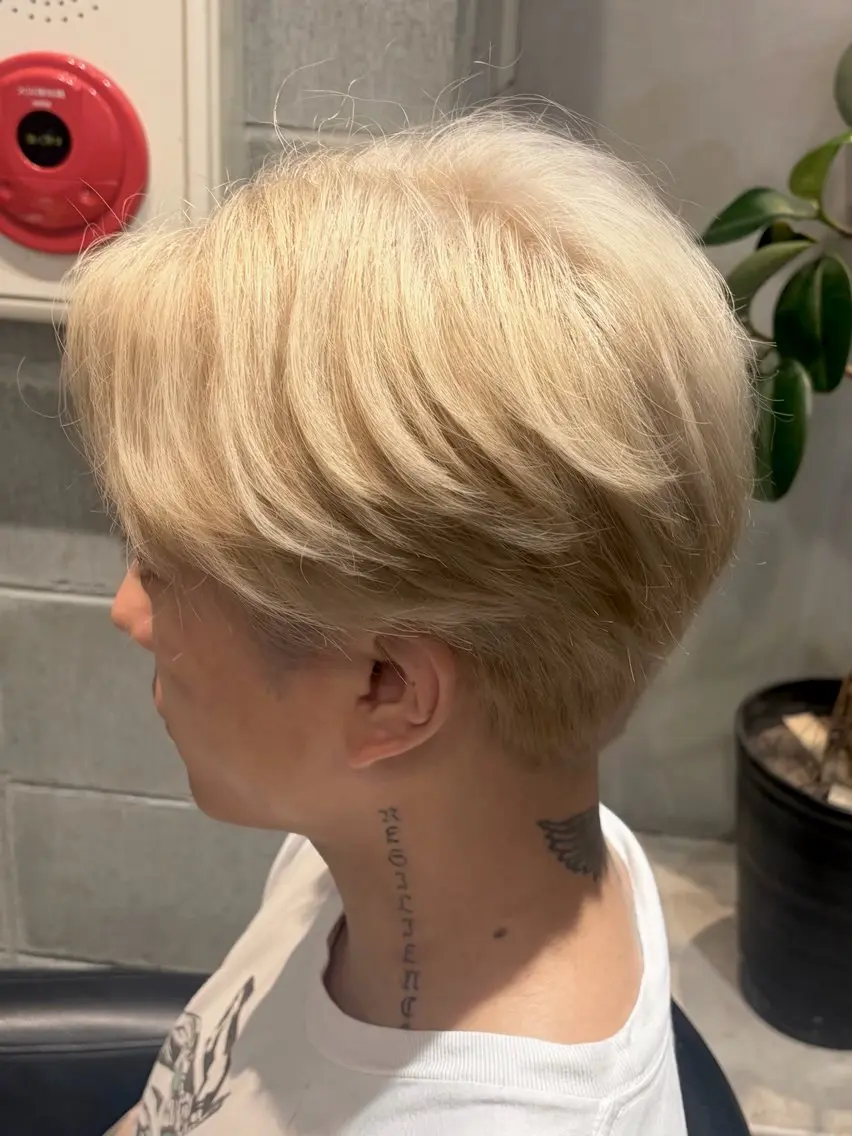 ミディアム カラー メンズ ベージュカラー シルバー シルバーベージュ ヘアカラー みわ/博多 ブリーチ/メンズヘアのヘアスタイル