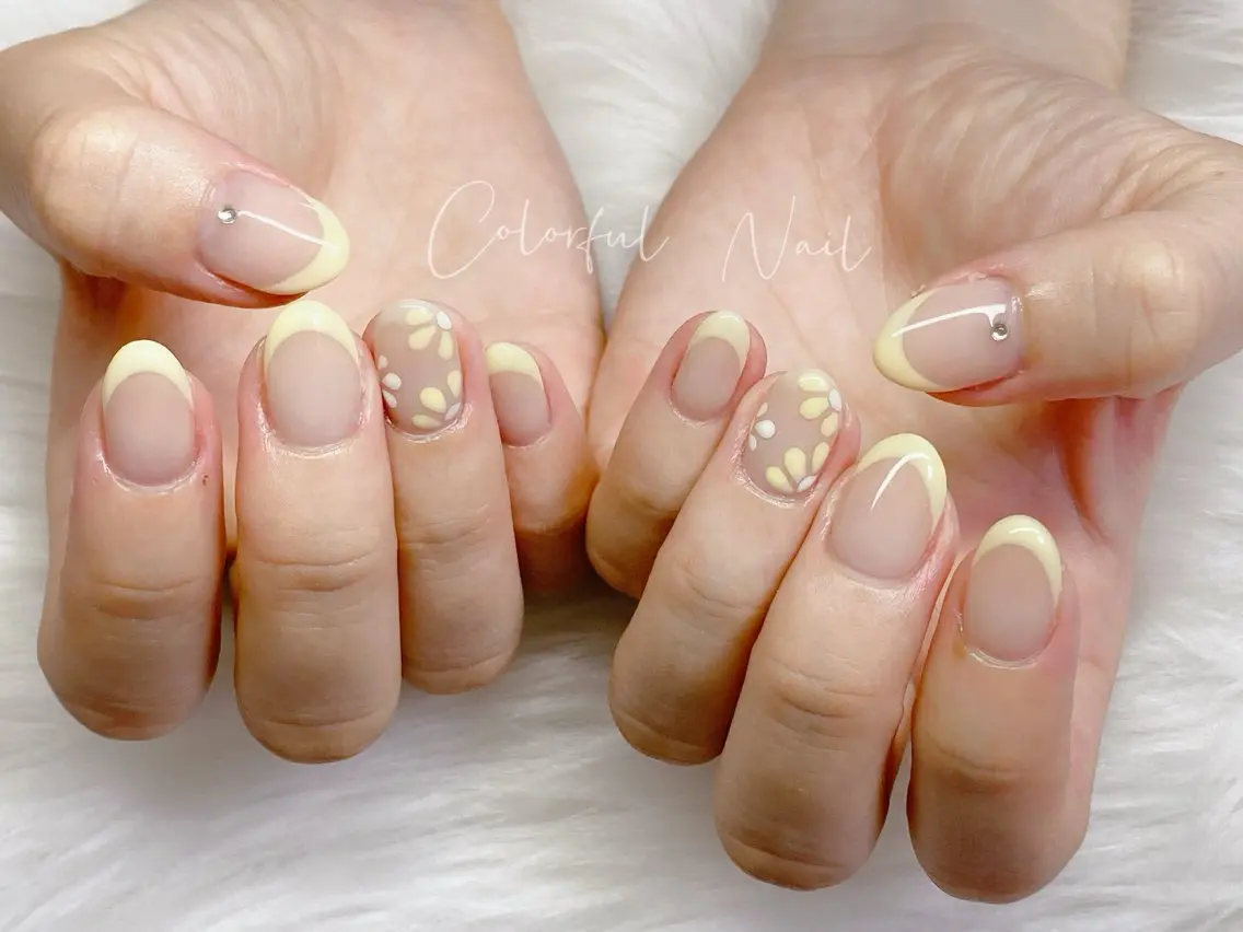 ネイル フラッシュネイル フットネイル フレンチネイル ジェルネイル ガラスフレンチ 🎀Colorful 💅Nailのネイルデザイン