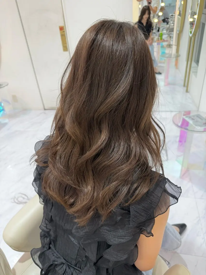 ロング カラー ブリーチ 透明感カラー グレージュ ブリーチなしカラー ロング 🌟TOSHI/透明 感カラー/ショートのヘアスタイル