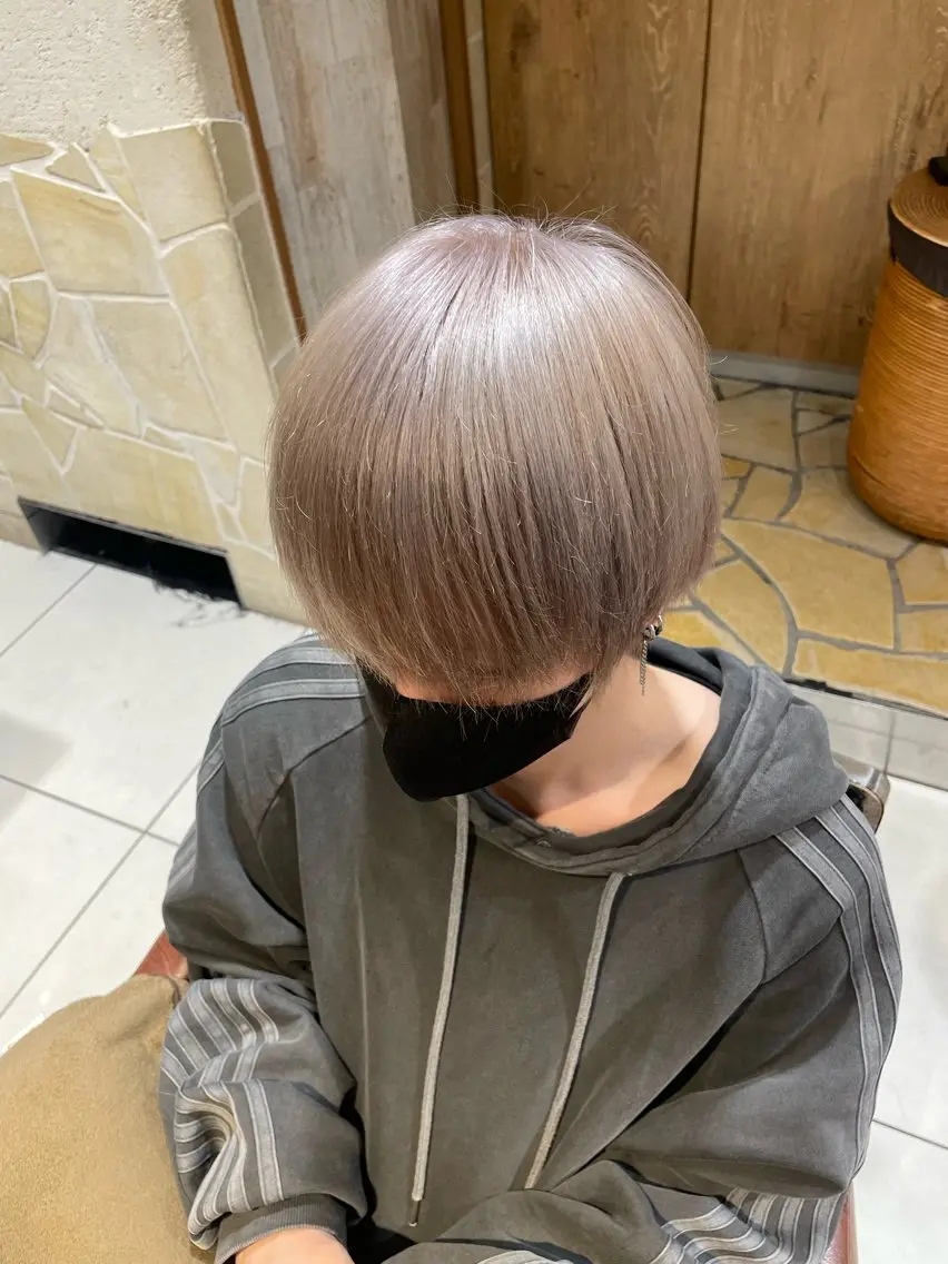 ショート カラー リベルテ新宿 顔周りレイヤー/艶髪のヘアスタイル