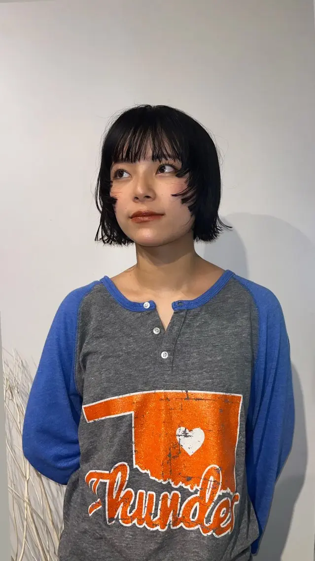ショート デザインカット 外ハネヘア カラー.カット 緩のヘアスタイル