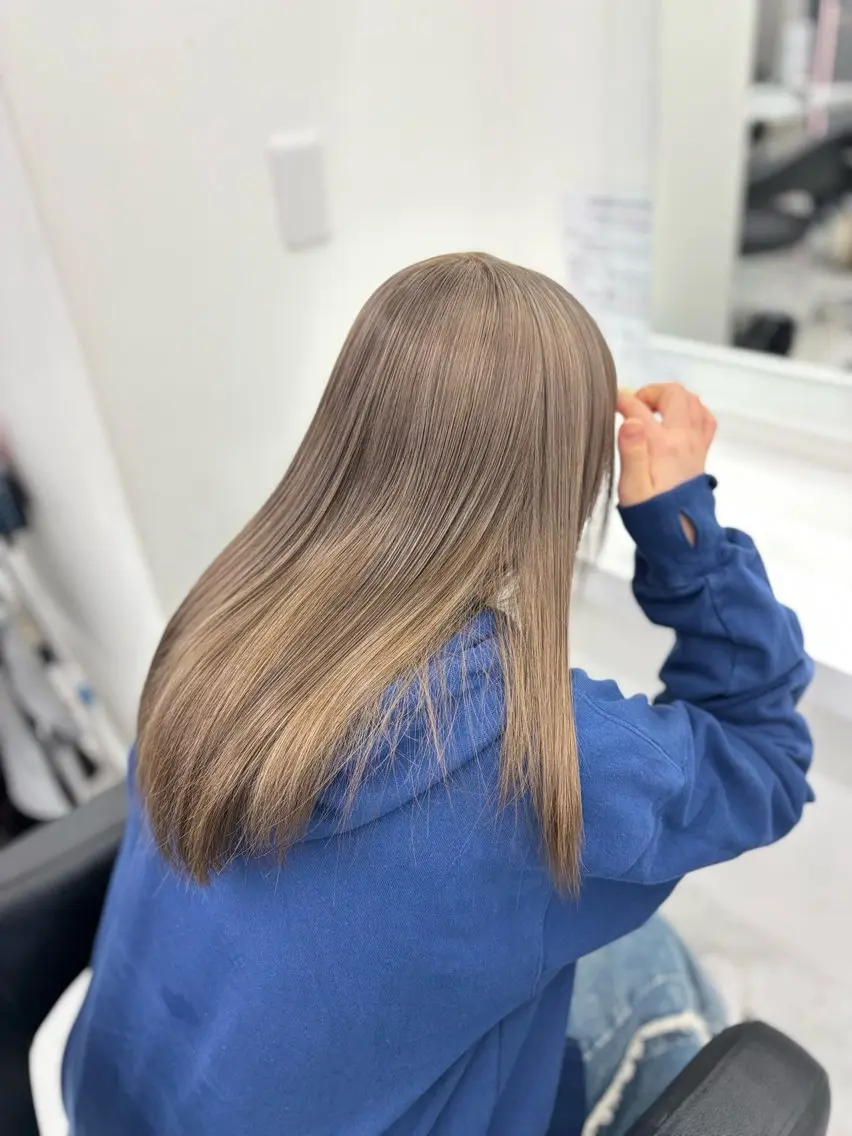 ミディアム カラー 抜け感レイヤー︴ ニュアンスカラーのヘアスタイル