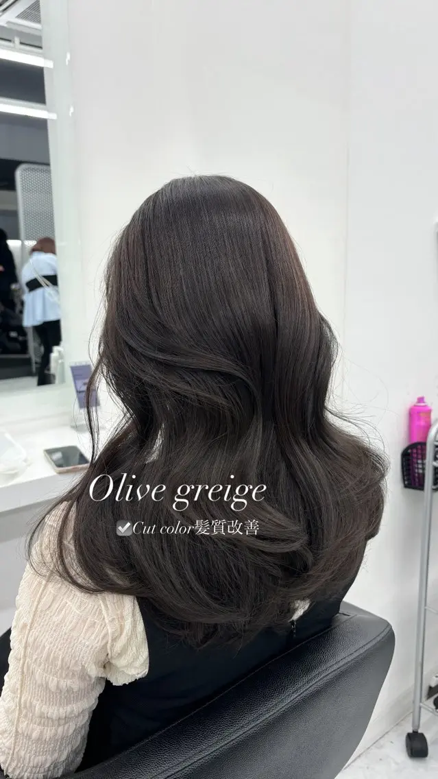 ロング カラー 抜け感レイヤー︴ ニュアンスカラーのヘアスタイル