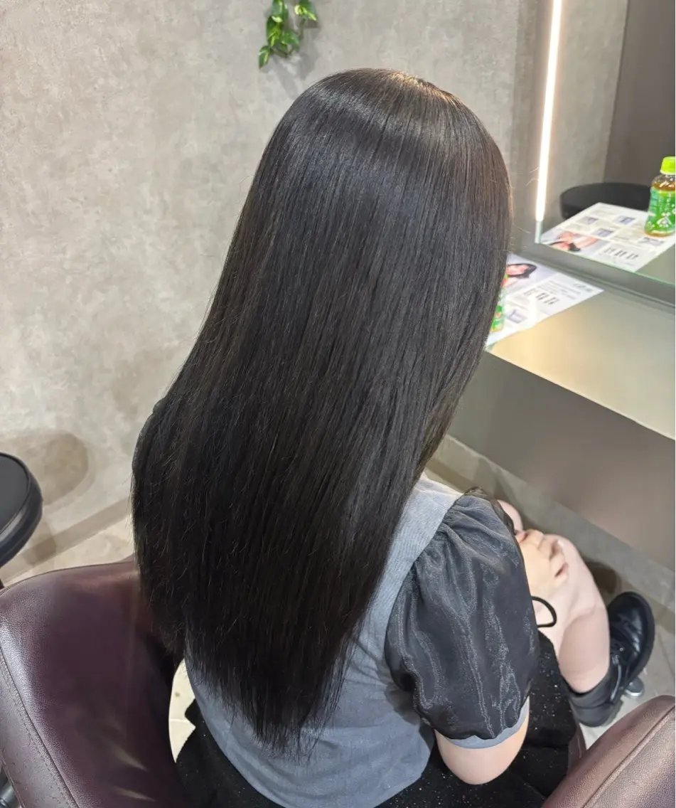 ロング カラー ブリーチ ダークグレー ダークグレージュ グレージュ 浦川 まどかのヘアスタイル