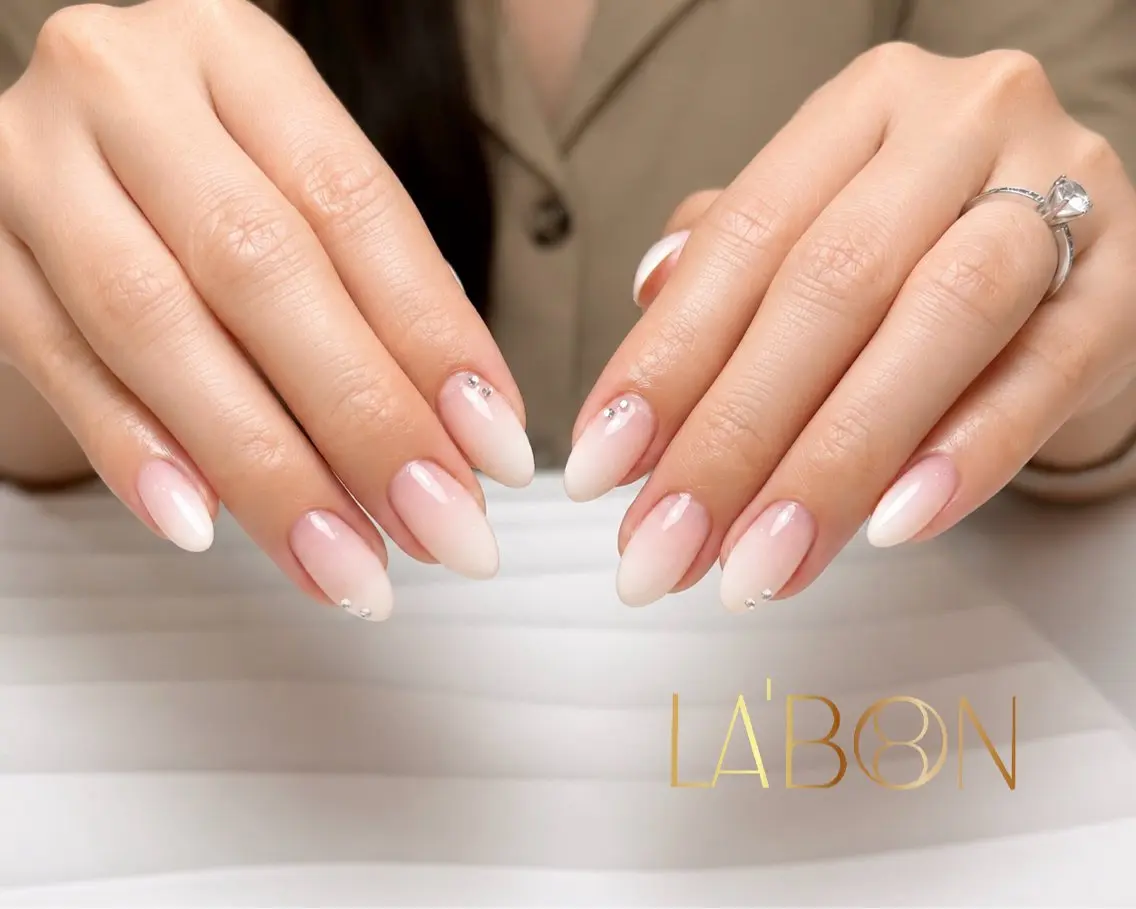 ネイル 長さ出し グラデーション 持ち込み オフィスネイル シンプルネイル Labon Nails Artのネイルデザイン