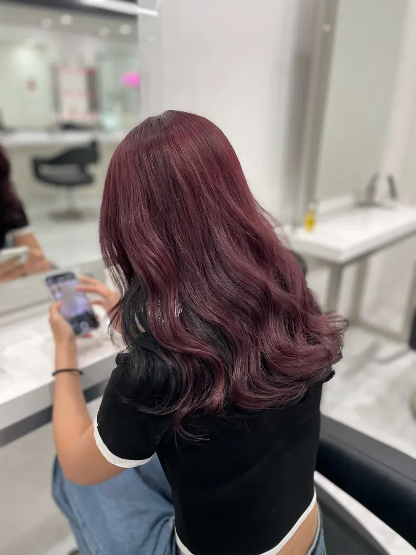 ロング カラー 黒髪 レッドカラー ラベンダー💜 グレージュ🩶のヘアスタイル