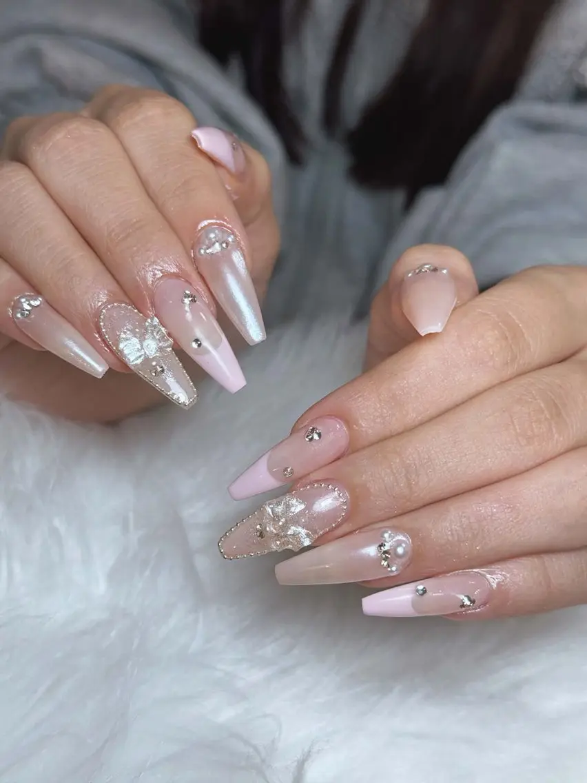 ネイル チークネイル ドット フレンチネイル グラデーション 韓国ネイル ハンドネイル Lisa Nail Salonのネイルデザイン