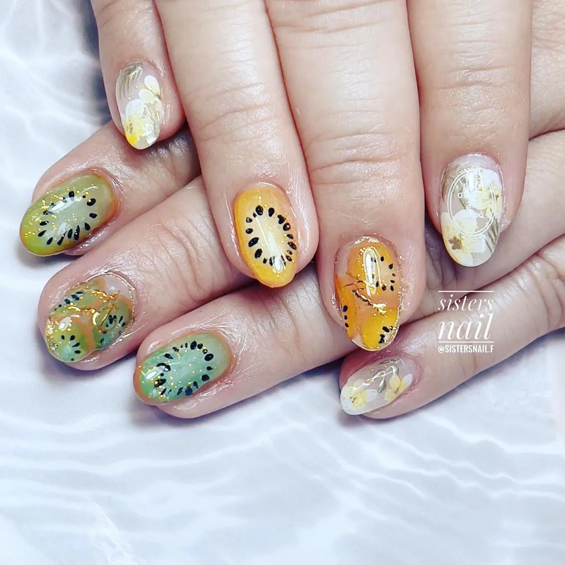 ネイル アートネイル グリーン キラキラネイル 夏ネイル 黄色 sisters nail.fのネイルデザイン