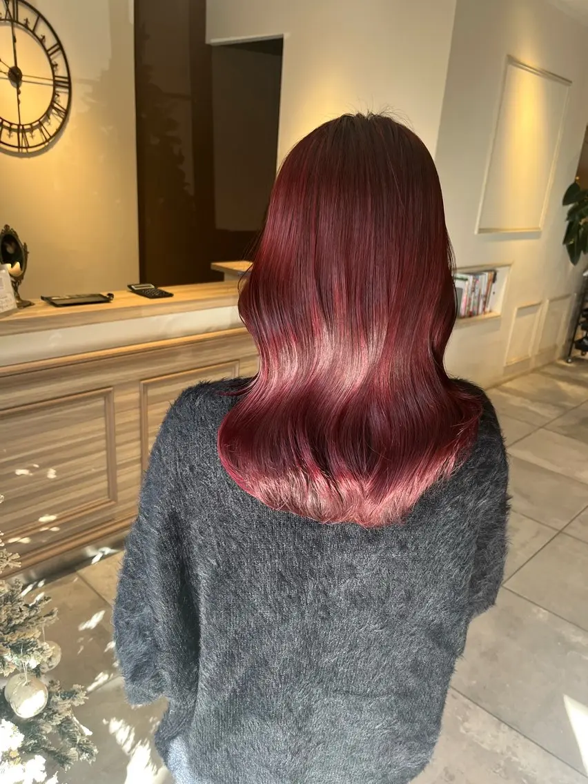 セミロング カラー カシス ピンクカラー ヘアカラー 川越 輝梨奈のヘアスタイル