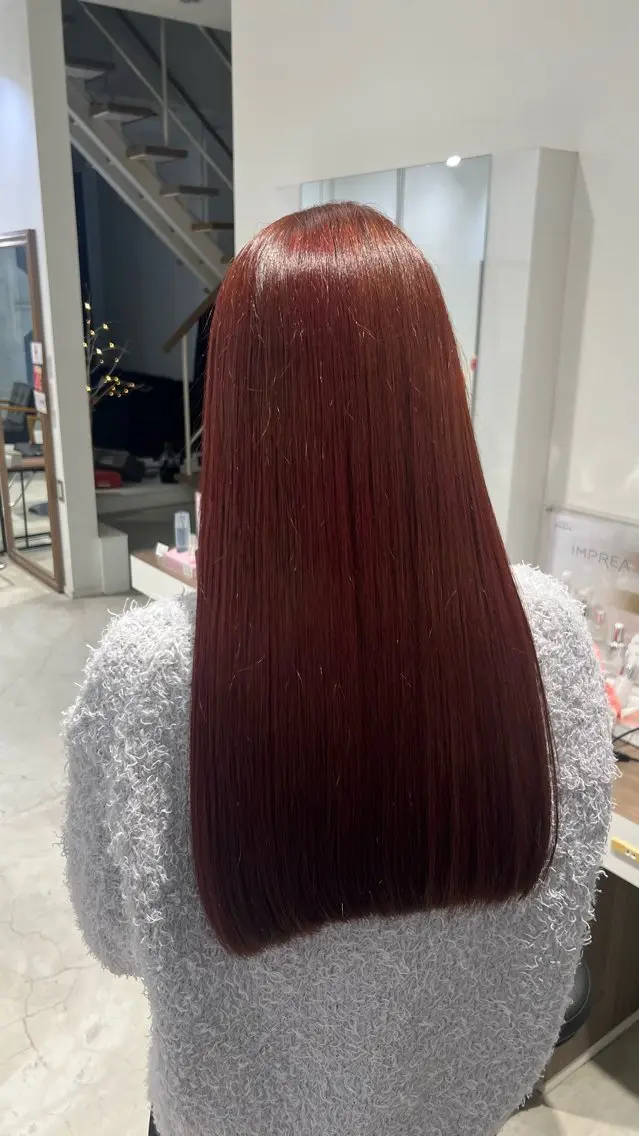 ロング カラー ブリーチ ボルドーカラー ブリーチなしカラー 中山 ひなたのヘアスタイル