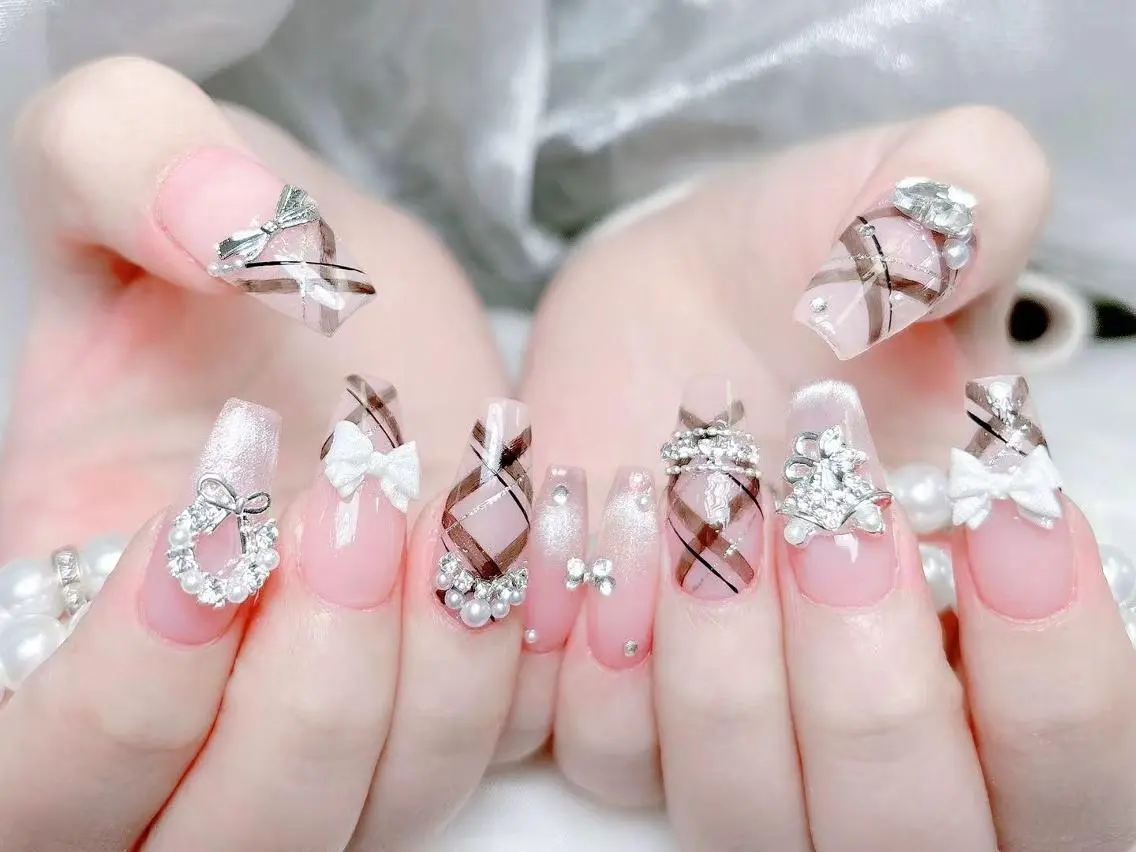 ネイル 長さ出し キラキラネイル 韓国ネイル ロングネイル マグネットネイル ハンドネイル ハンドケア Akira✨ nailのネイルデザイン