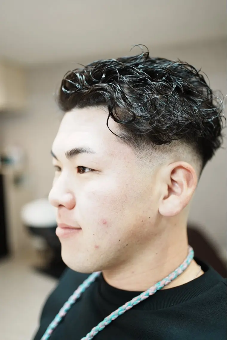 パーマ メンズ フェードカット スキンフェード カット パーマ SHIZUKU アクティブショートのヘアスタイル