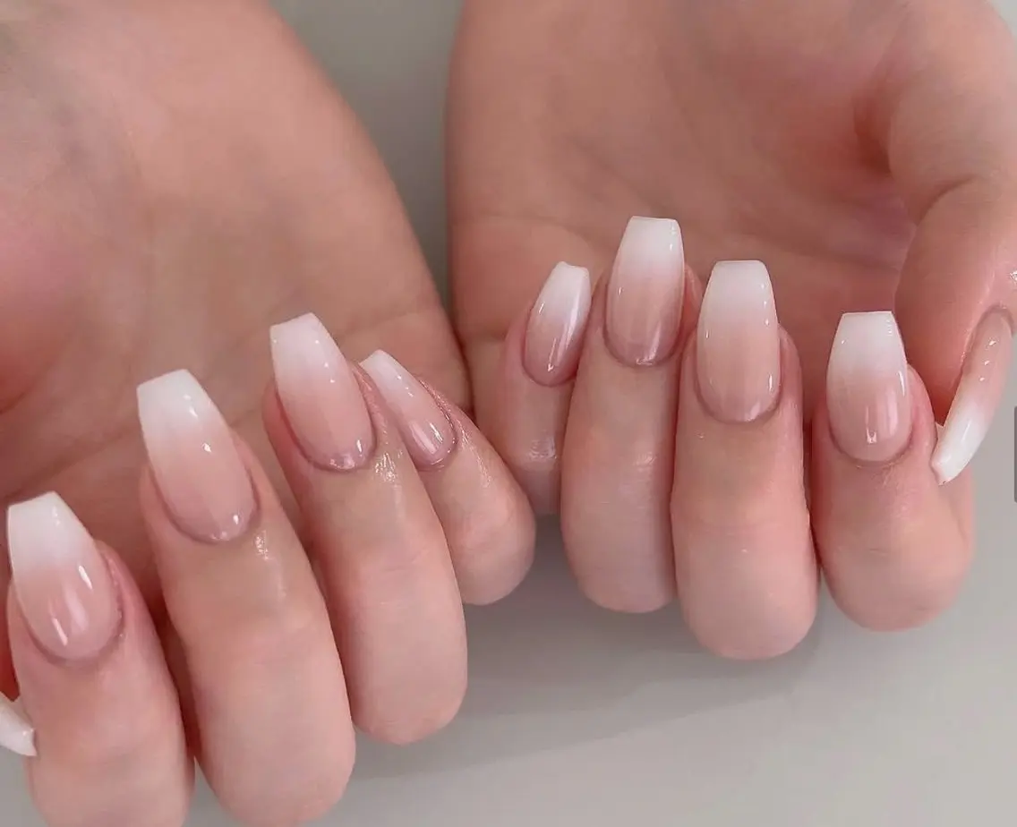 ネイル アートネイル フレンチネイル ジェルネイル ガラスフレンチ グラデーション Queeens nailのネイルデザイン