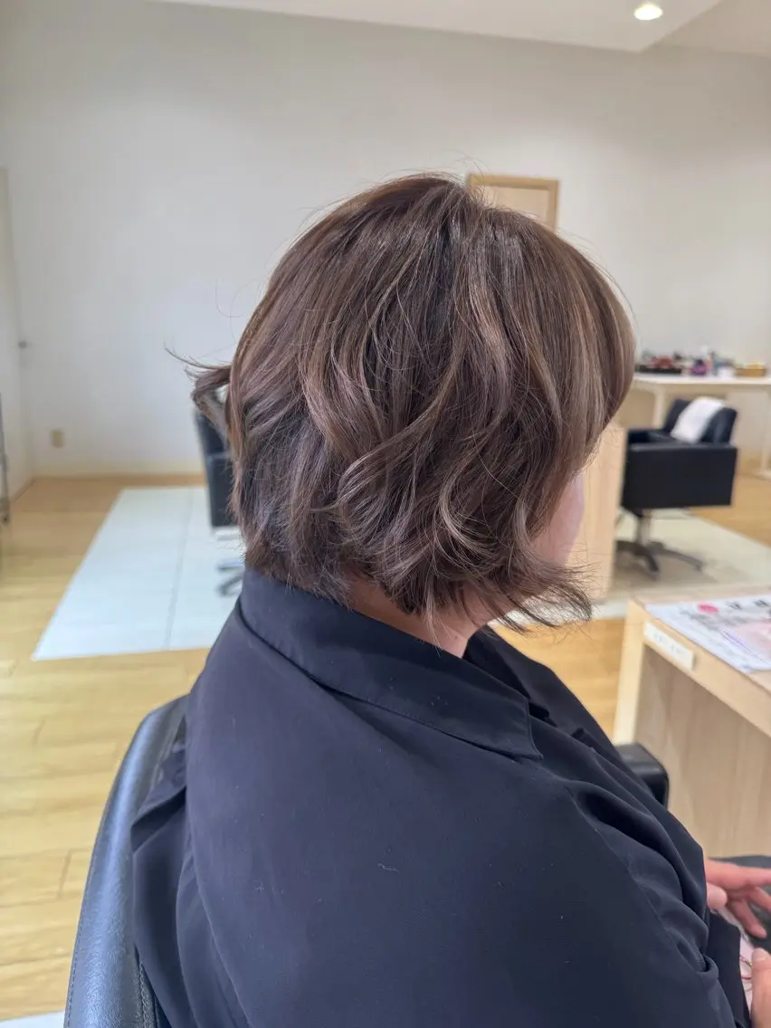 ショート カラー ブラウンカラー オリーブブラウン ヘアカラー 御厨 夏芽のヘアスタイル