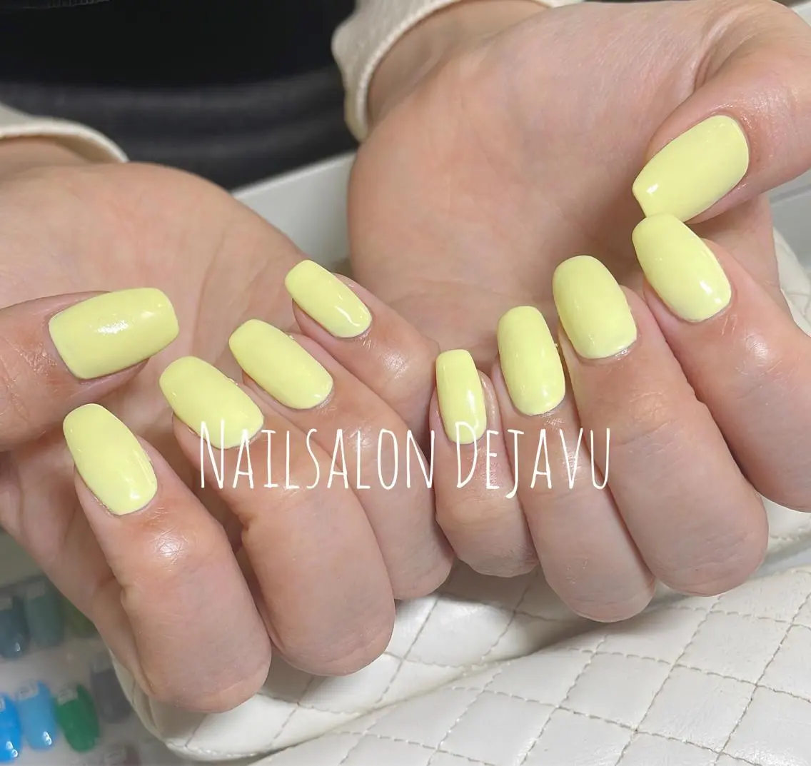 ネイル アートネイル ワンカラーネイル シンプルネイル 春ネイル 黄色 ハンドネイル Nail salon Dejavu 🌿のネイルデザイン