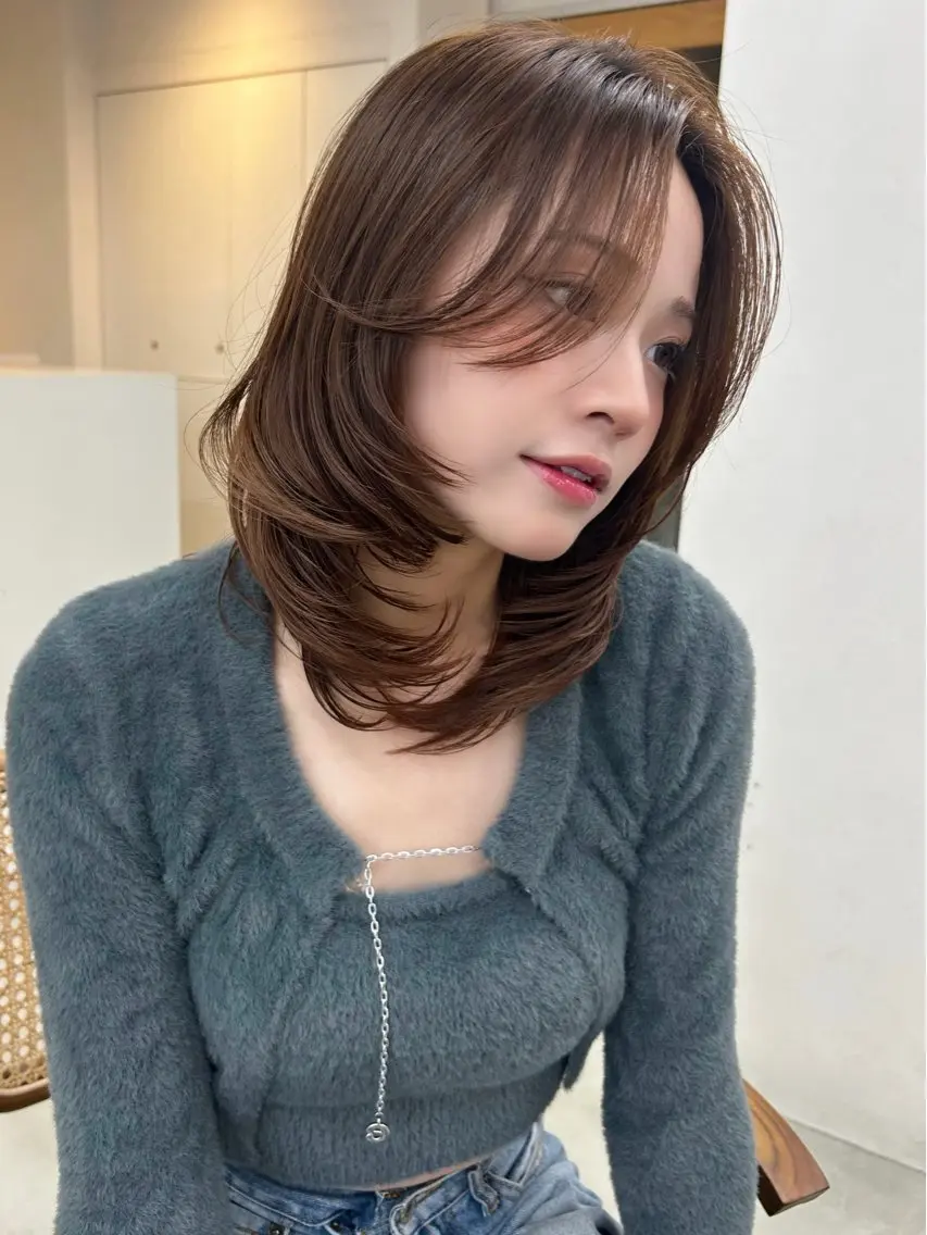 ミディアム カラー ヘアアレンジ 透け感ベージュ🤎 韓国ヘアtakutoのヘアスタイル