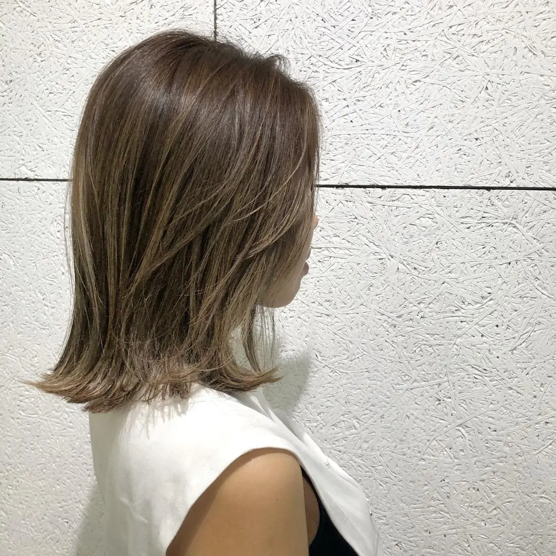 ショート カラー ネイル ハイライトカラー ハイライト 外ハネヘア 中山 天地のヘアスタイル