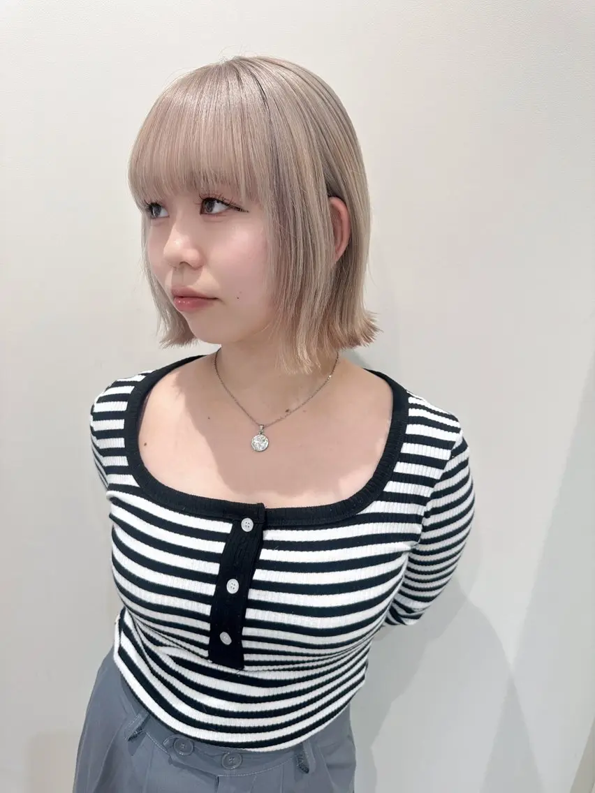 ショート カラー ブリーチ ブロンド カット ヘアカラー 小顔レイヤー/ ベージュ🤍Rieのヘアスタイル