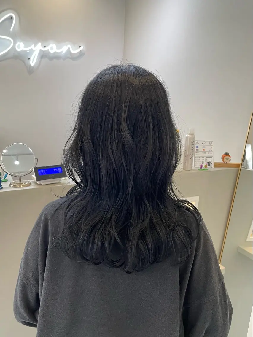 カラー 黒髪 ブリーチ ブルーカラー ブルーブラック ダブルカラー 松永 まどかのヘアスタイル